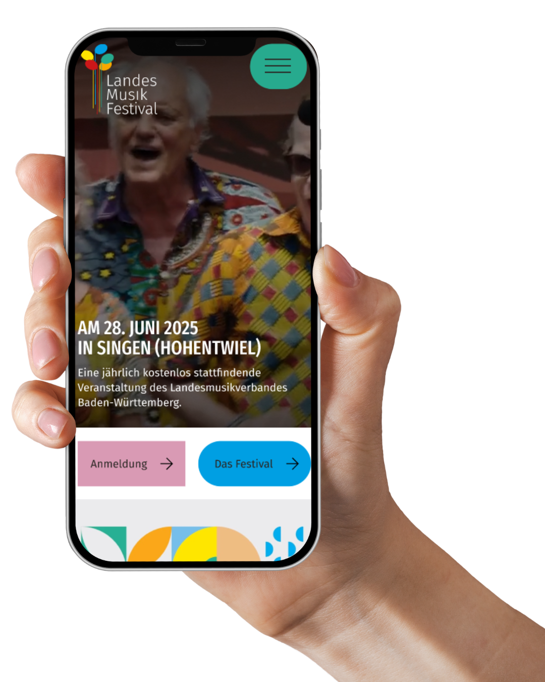 Smartphone in Hand zeigt die Webseite des Landesmusikfestivals 2025 mit Datum, Ort und Anmeldemöglichkeiten. Bunte, fröhliche Festivalstimmung mit singenden Menschen in auffälliger Kleidung.