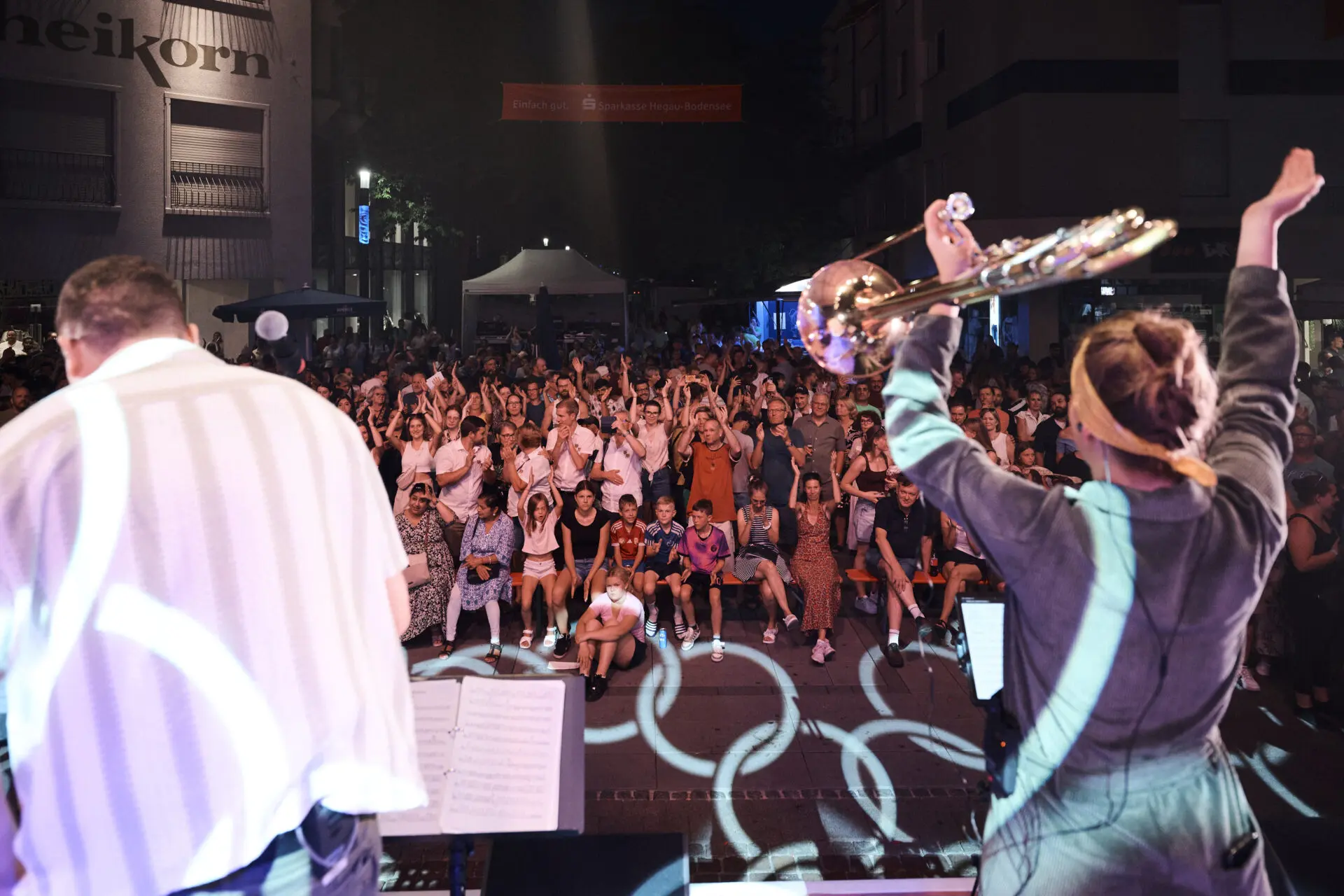 Brassband Brassanas beim Auftritt auf dem Landes-Musik-Festival 2025, Blick von hinter der Band auf feierendes Publikum.
