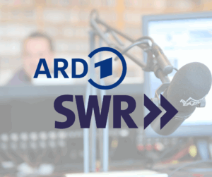 Bild mit Logos von ARD und SWR im HIntergrund ein Radiostudio.