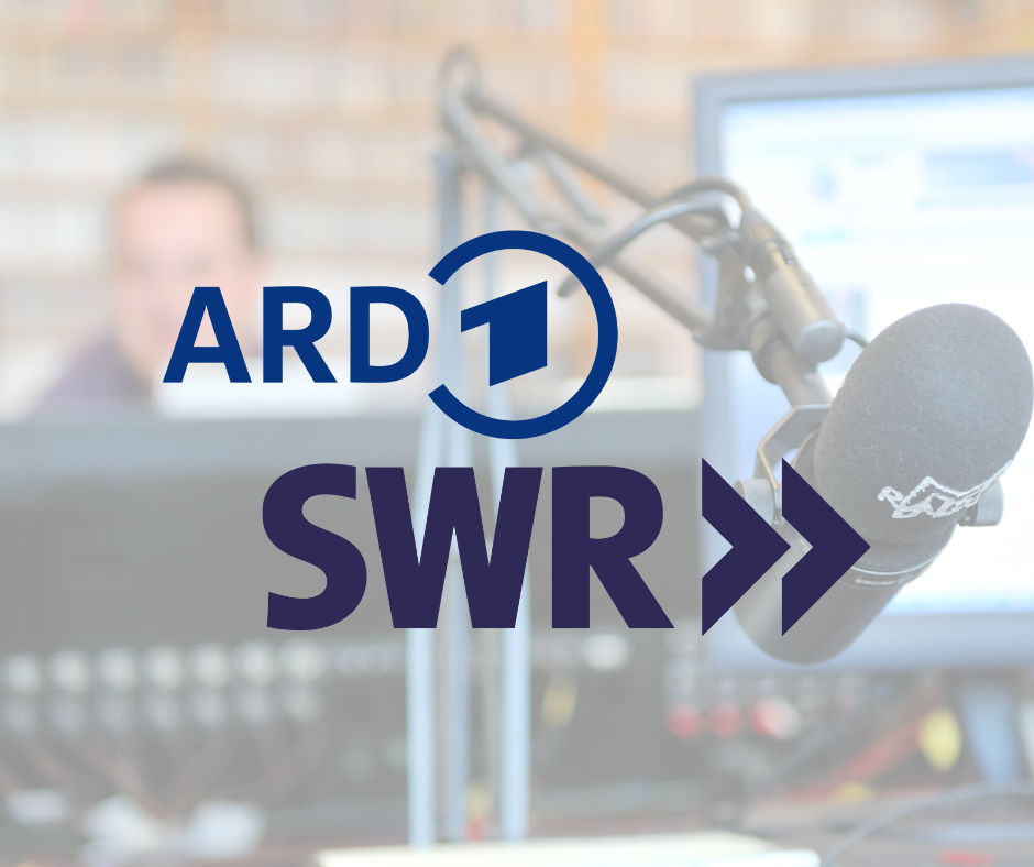 Bild mit Logos von ARD und SWR im HIntergrund ein Radiostudio.