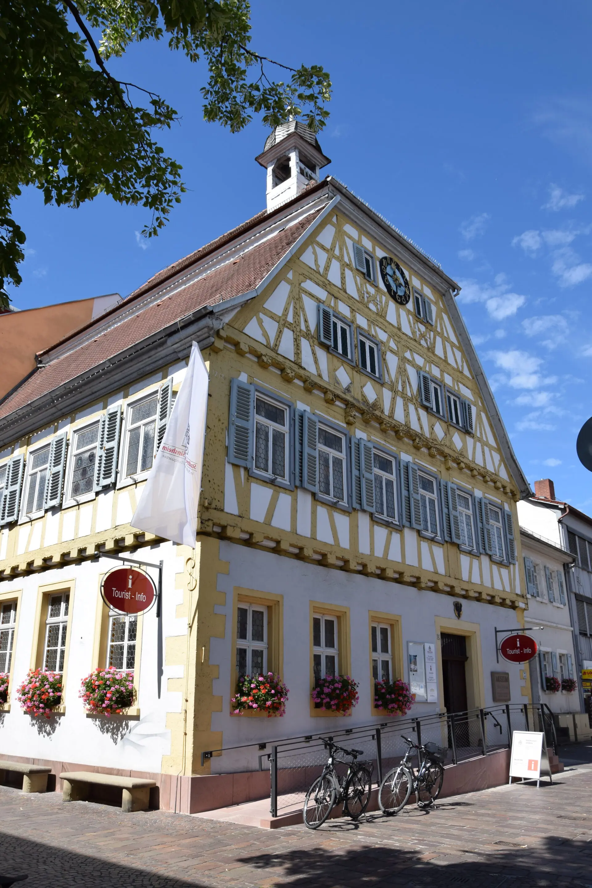 Stadtmuseum der Stadt Sinsheim bei strahelnd blauem Himmel, Fachwerkhaus.