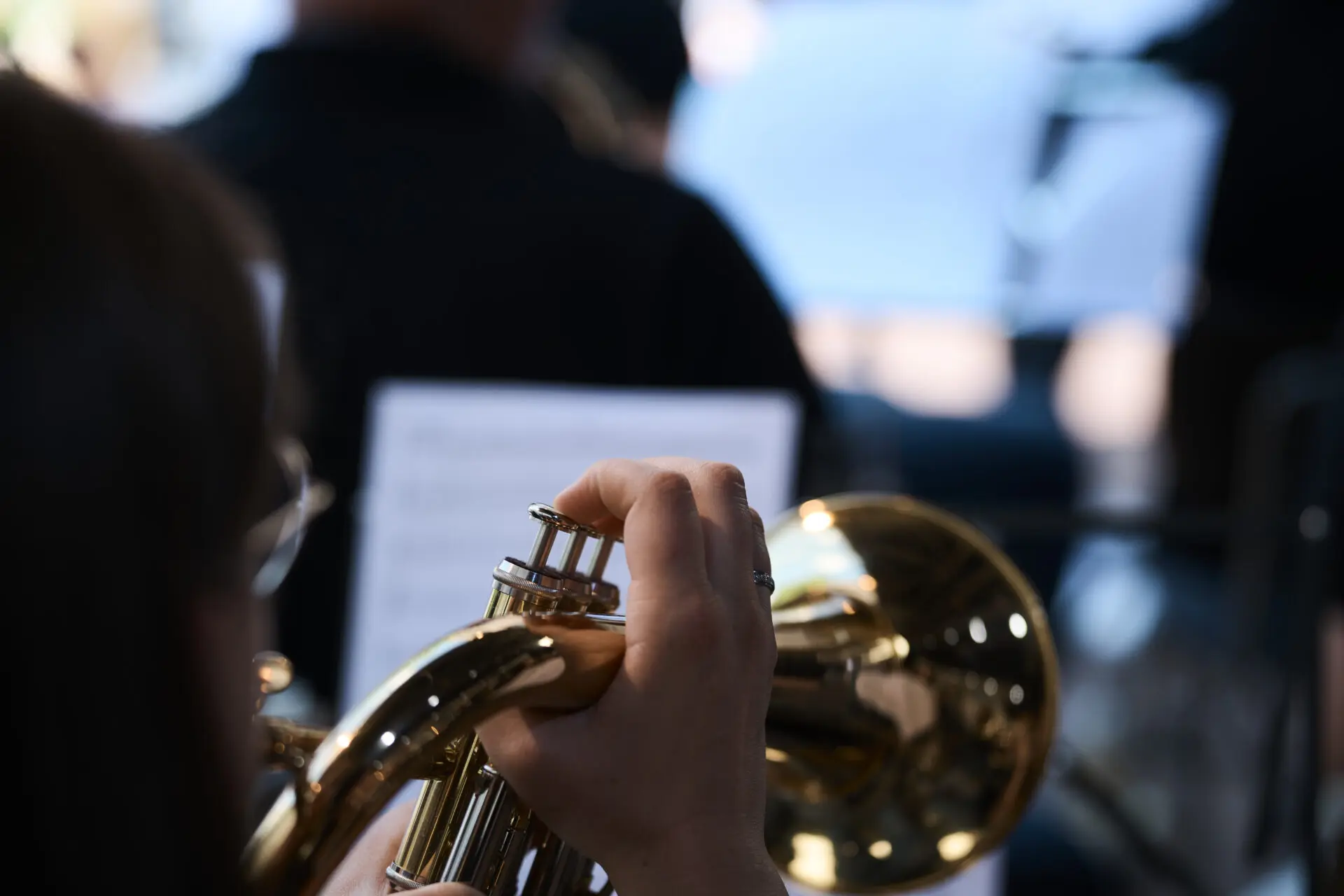 Musiker von hinten mit Flügelhorn